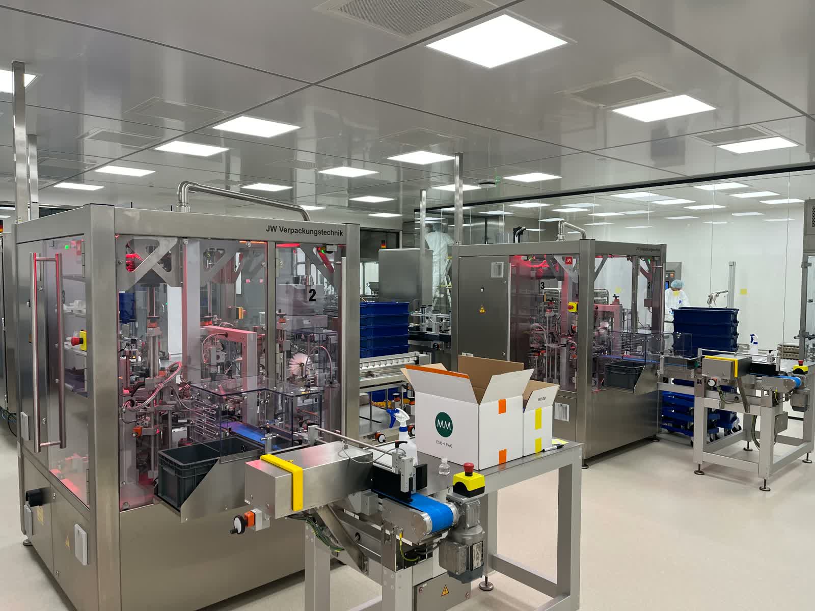 Cleanroom interior with energy-efficient LED lighting and textile air duct
